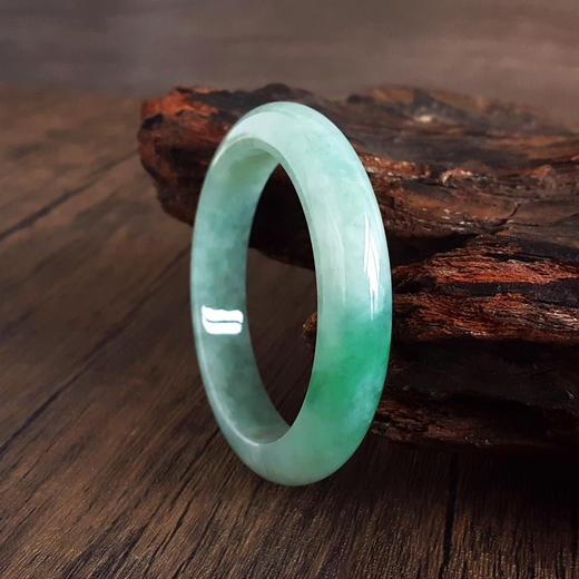 【天然正品】A货翡翠天然正桩细腻豆种飘绿54号翡翠手镯54号（皆取最大值）女士281025AH53 特价：1280元 商品图5