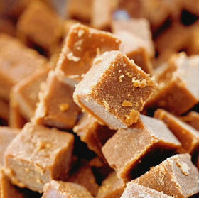 云南三蒸三晒红糖姜枣膏纯手工熬制，不加一滴水，将古法红糖与小黄姜结俗话说：“男子不可一日无姜，女子不可一日无糖”。15斤甘蔗只能浓缩成一斤鲜榨红糖    （500g/瓶）