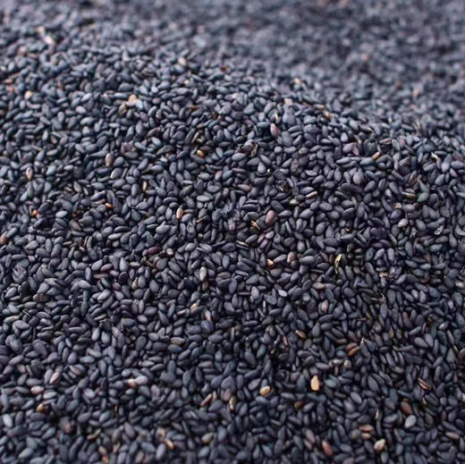 云南纯手工九蒸九晒黑精丸 何为黑精丸 |简单说，就是将九蒸九晒黑芝麻、茯苓薏仁米、赤小豆、蜂蜜5味食材，按中式原理和经验配制，再一个个人工捏成丸子。300g/罐 商品图5