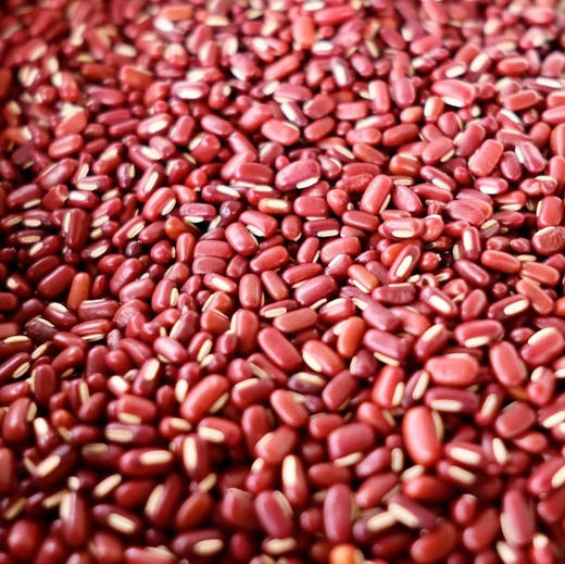 云南纯手工九蒸九晒黑精丸 何为黑精丸 |简单说，就是将九蒸九晒黑芝麻、茯苓薏仁米、赤小豆、蜂蜜5味食材，按中式原理和经验配制，再一个个人工捏成丸子。300g/罐 商品图6