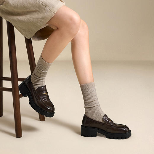 千百度厚底增高乐福鞋女黑色小皮鞋轻便通勤深口单鞋A25480369 商品图4