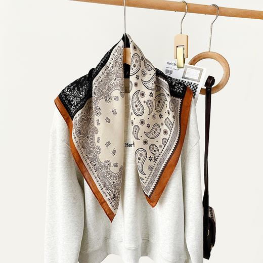 新款【精致女人！轻奢搭配必备！】人字纹腰果丝巾 拼色方巾 文艺复古小方巾 装饰围脖围巾透气领巾 商品图3