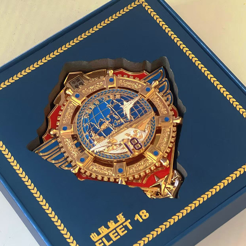 【中国航母·福建舰磁吸纪念徽章】周彦君大师设计，立体多层工艺+可旋转船舵+夜光设计【拍10-15天发货】