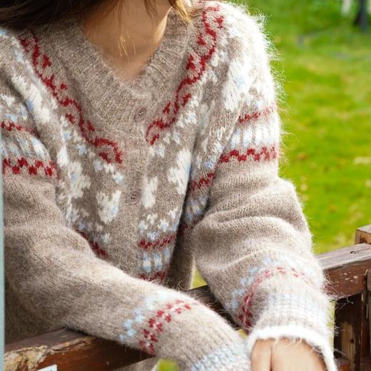 摸着像小皮草一样奢华！绵羊毛➕驼绒 【ORIGNAL&CO 费尔岛两色羊驼绒拉毛外套】灰蓝色调自带柔焦感，卡其红色调自带复古感,秋冬绝不能少的费尔岛提花拉绒羊绒衫。自带秋冬复古感！ 商品图2