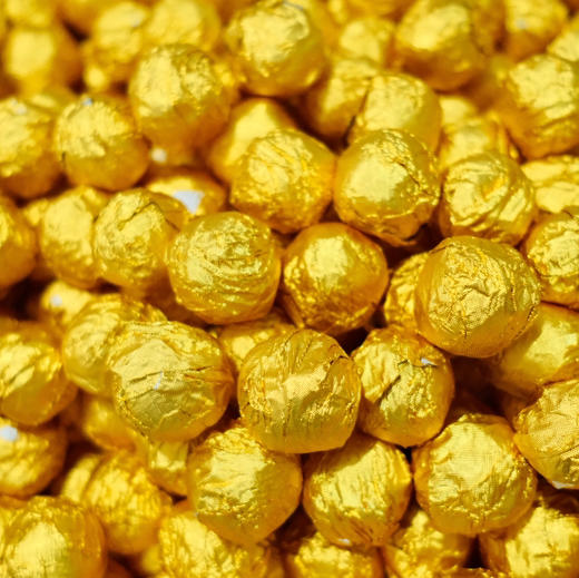 云南纯手工九蒸九晒黑精丸 何为黑精丸 |简单说，就是将九蒸九晒黑芝麻、茯苓薏仁米、赤小豆、蜂蜜5味食材，按中式原理和经验配制，再一个个人工捏成丸子。300g/罐 商品图3