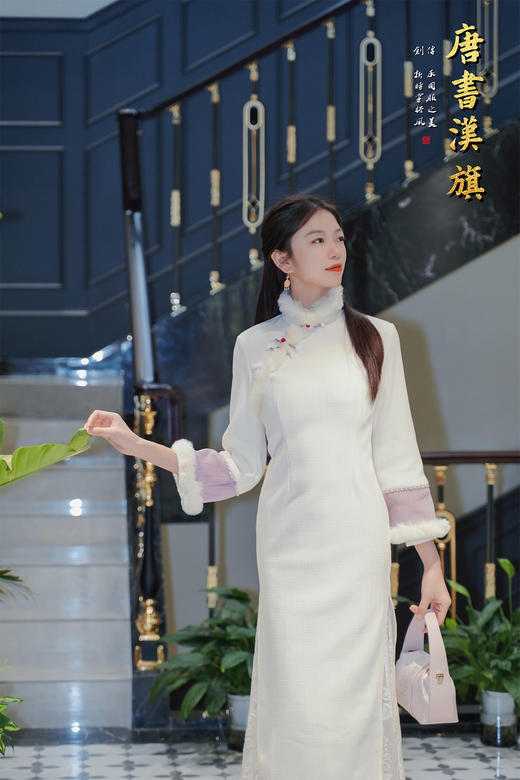 【晴雪芳踪】立领斜襟精致盘扣的中式韵味，搭配倒大袖低开衩版型领口/袖口拼接毛绒边，内里加绒加厚，兼顾温度与柔美感 商品图3