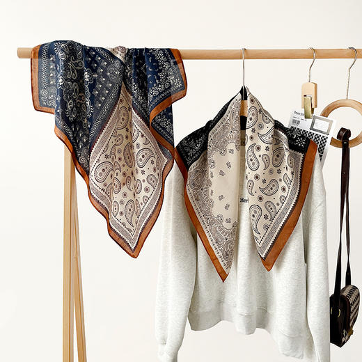 新款【精致女人！轻奢搭配必备！】人字纹腰果丝巾 拼色方巾 文艺复古小方巾 装饰围脖围巾透气领巾 商品图0