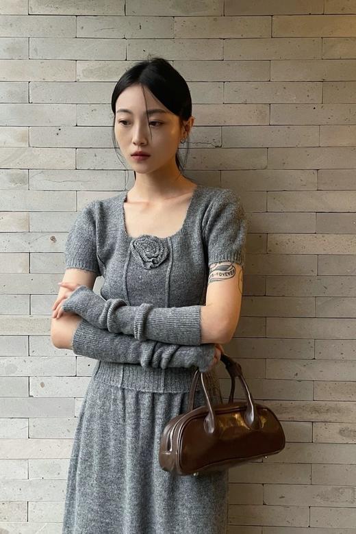 ANSUABEL 灰色时髦款袖套针织上衣半裙套装 21422 商品图5