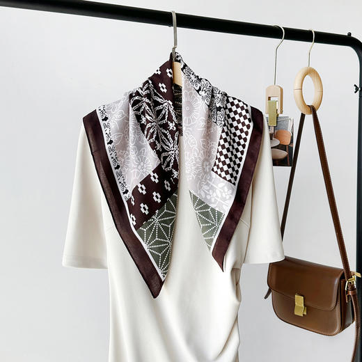 新款【精致女人！轻奢搭配必备！】人字纹腰果丝巾 拼色方巾 文艺复古小方巾 装饰围脖围巾透气领巾 商品图4
