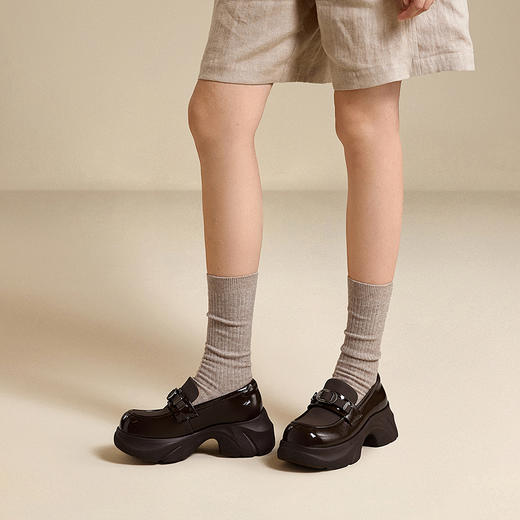 千百度漆皮厚底乐福鞋女增高黑色小皮鞋轻便深口单鞋A25423861 商品图4