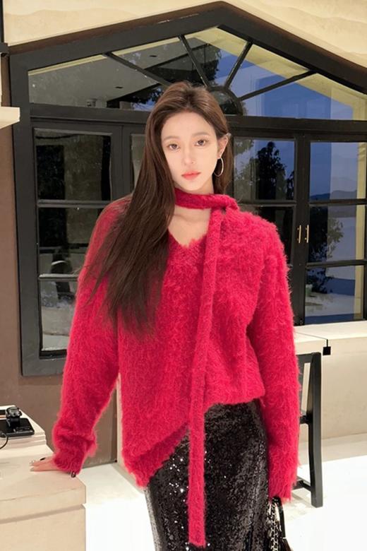 SIA SAYLOR 红色优雅挂脖飘带V领休闲毛衣 21421 商品图3