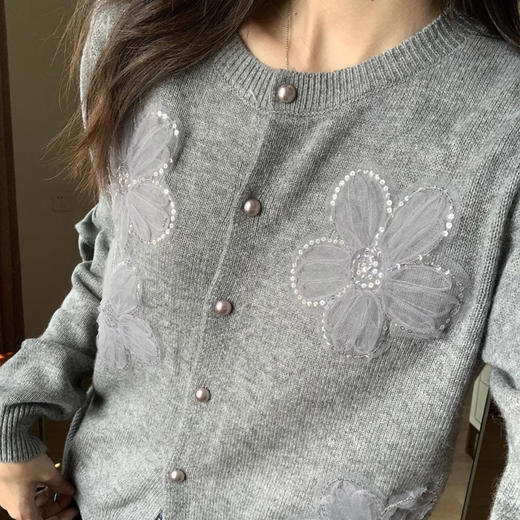 格雷灰网纱亮片花朵针织开衫｜温暖与摩登随时在线，春秋冬三季都能穿【3-5天发货】 商品图3