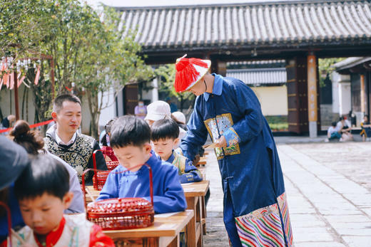 优惠减￥1000，12.22截止【拾色滇东南6天5晚亲子营】去云南温暖过冬！走进现实版“侏罗纪公园”，跟着专家挖恐龙！哈尼梯田摸鱼，建水“赶科举”，闯进弥勒“东方魔幻城”，住哈尼族蘑菇屋！ 商品图13