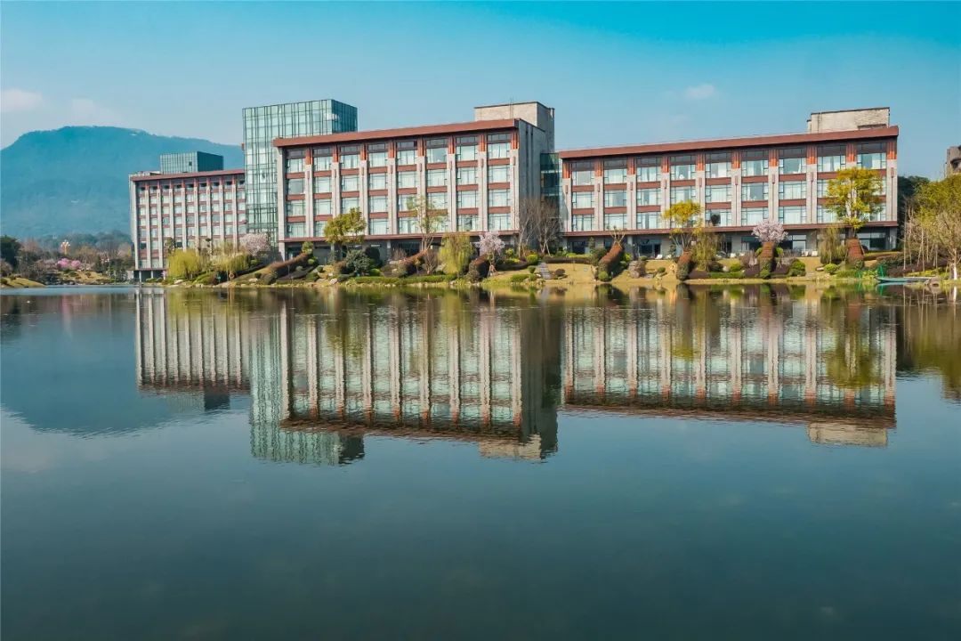 万豪旗下川内首家艾美品牌【双11限量返场】638享峨眉山恒邦艾美轻奢酒店经典园景大/双床房1晚+双早+畅玩恒温泳池、亲子乐园+户外泡池等，周末不加价，未用可退～