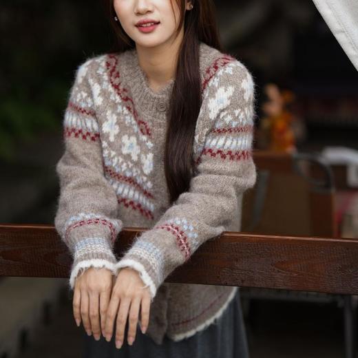 摸着像小皮草一样奢华！绵羊毛➕驼绒 【ORIGNAL&CO 费尔岛两色羊驼绒拉毛外套】灰蓝色调自带柔焦感，卡其红色调自带复古感,秋冬绝不能少的费尔岛提花拉绒羊绒衫。自带秋冬复古感！ 商品图0