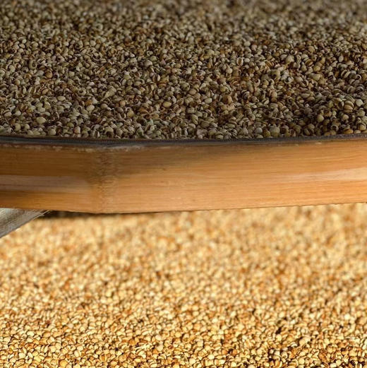 云南纯手工九蒸九晒黑精丸 何为黑精丸 |简单说，就是将九蒸九晒黑芝麻、茯苓薏仁米、赤小豆、蜂蜜5味食材，按中式原理和经验配制，再一个个人工捏成丸子。300g/罐 商品图7