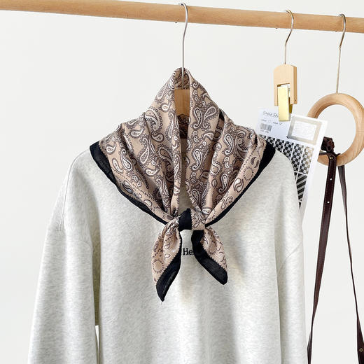 新款【精致女人！轻奢搭配必备！】人字纹腰果丝巾 拼色方巾 文艺复古小方巾 装饰围脖围巾透气领巾 商品图11
