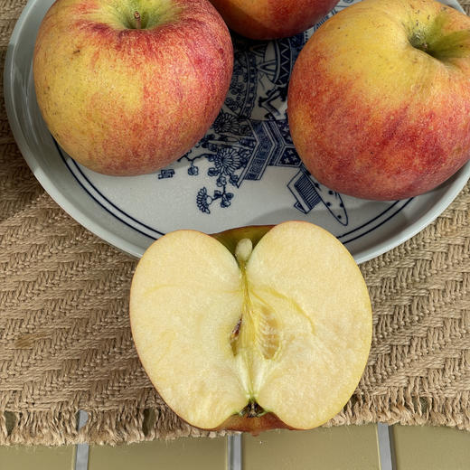 艾妃苹果丨新品种产量低，酸甜适口汁水足，有特殊香气，口感颜值双在线，挂树时间长，今年的艾妃到货会有粉面情况，⭐️顺丰陆运 商品图5