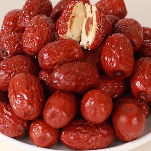 【有机灰枣】有机种植+加工有机，个头适中，甜度较高，口感纯正，源自“富饶的角落”-新疆布鲁沐沙，这里远离城市喧器、日照充足、昼夜温差大共同构筑红枣生长的天然优生区，糯香甜，肉厚！饱满！吃起来软糯香甜。 商品图3