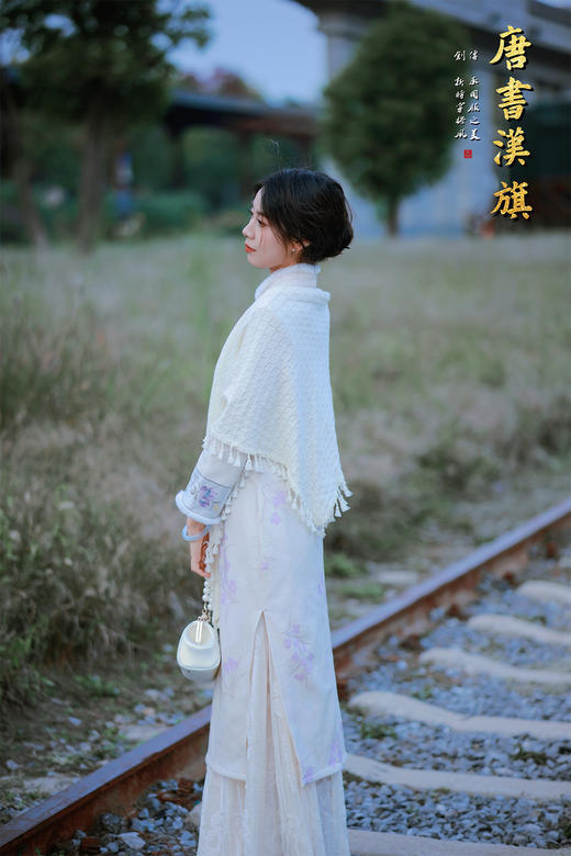 【云素兰绒】奶白底色+淡紫花枝刺绣，斜襟珍珠扣细节精致；修身长款版型，衬出优雅曲线自带温婉仙气，国风韵味拉满，加绒面料，暖糯亲肤，秋冬穿不冷还显贵气 商品图7