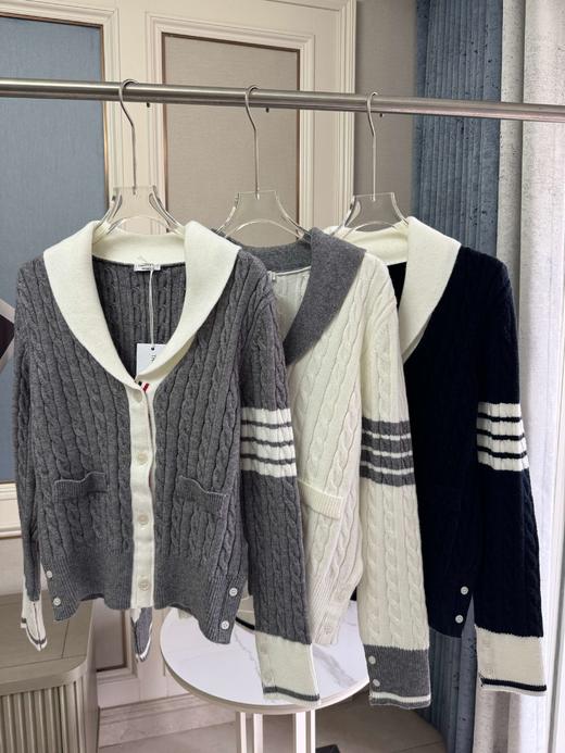 点此购买 TB秋冬季女士经典学院风撞色西装领四条杠麻花针织毛衣开衫 mp 335476 商品图0