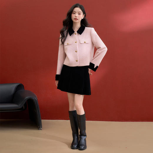 西遇撞色丝绒粉色小香风套装女冬季金扣正肩短外套A字百褶裙V4155413 商品图1