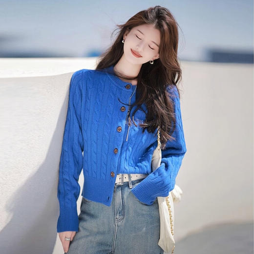 ORIGNAL&CO 克莱因蓝经典复古绞花羊毛开衫 进口马海毛+绵羊毛，手感绵密舒适柔软，显瘦版型，高饱和度颜色初秋更显白 商品图6