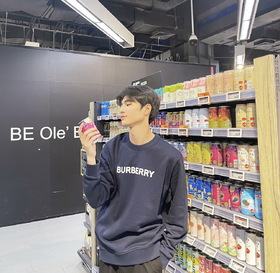 纯原 Bur男女款字母印花圆领卫衣～贸易公司订单余裁  家里有正品的可任意比对 ⚠️无吊牌洗标 带领标 自留送人都不影响， 量少  得物在售2750➕ 咱家同样品质零头价都不到