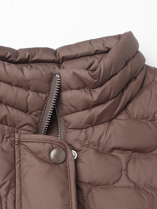 米白色立领绗缝短款棉服，品牌标设计 + 金属扣装饰 + 宽松版型，解锁冬日出街的甜酷气质与保暖刚需穿搭 商品图2