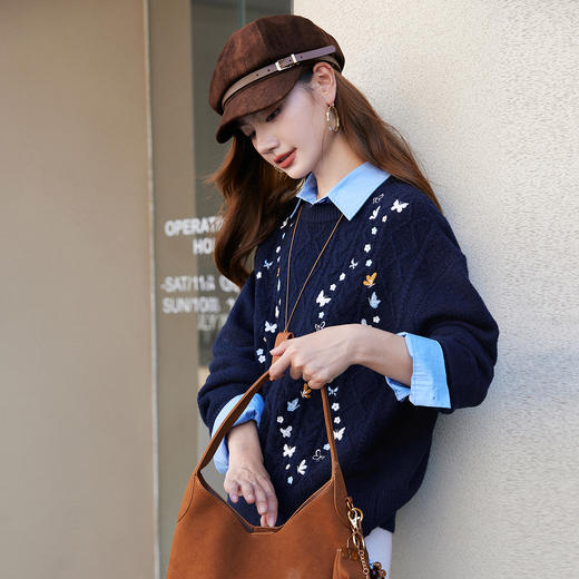 【11/14新品】熙世界仿牛绒蝴蝶刺绣针织衫女2025秋冬新款圆领宽松复古绞花毛衣 商品图4