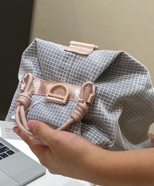 原单正品 Lululemon多功能斜挎包Fast Track系列真的超级好用！！ 
两个色 商品图12