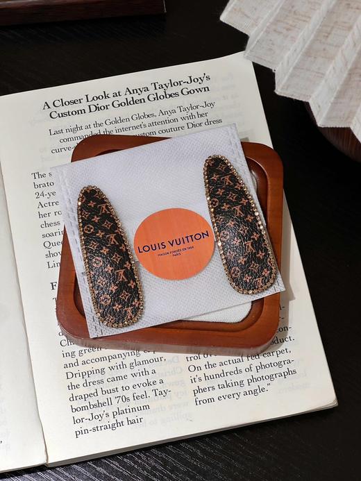 D111356一卡两个装复古氛围感老花满印女士发夹 商品图3