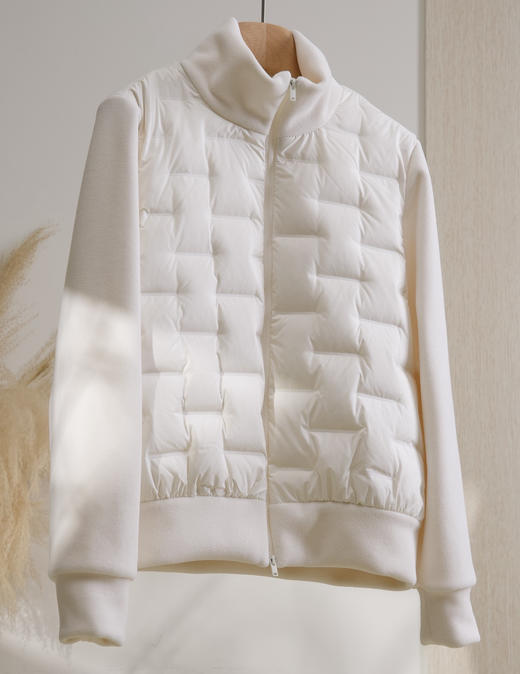 【多妈团购 国标90白鸭绒立领摇粒绒羽绒服9733】随身小暖炉，90白鸭绒含绒量，上身轻盈不臃肿，摇粒绒+云梯布包格拼接设计-连横 商品图2