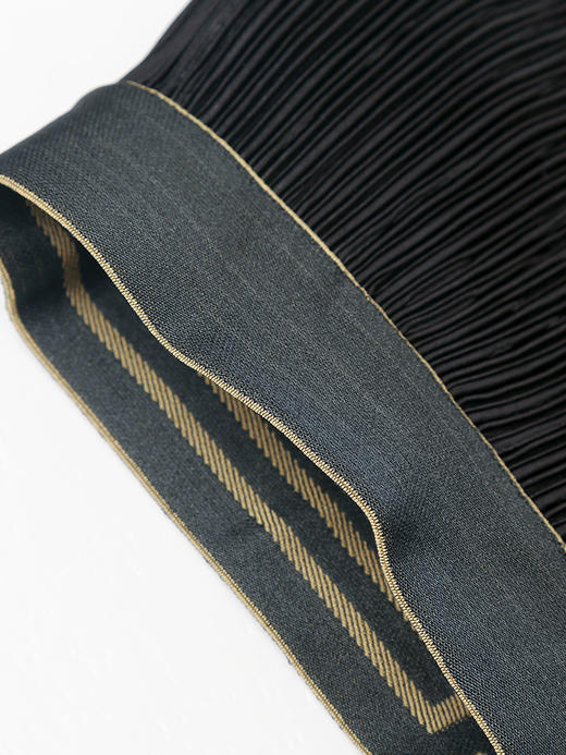 黑色百褶丝绒半身裙，高腰设计 + 垂坠质感 + 优雅剪裁，解锁冬日通勤与约会的复古气质与穿搭层次感 商品图2