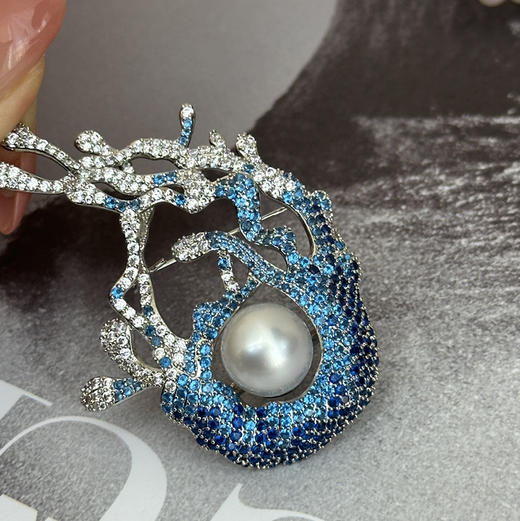 澳白胸针一枚强冷光感的海浪，11-12mm，
面无暇。侧背面微瑕。镶嵌后佩戴视觉感正圆。 商品图3