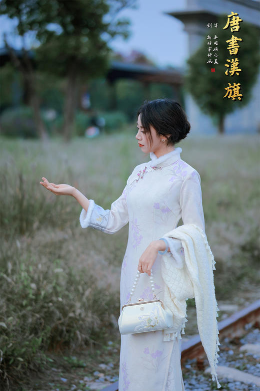 【云素兰绒】奶白底色+淡紫花枝刺绣，斜襟珍珠扣细节精致；修身长款版型，衬出优雅曲线自带温婉仙气，国风韵味拉满，加绒面料，暖糯亲肤，秋冬穿不冷还显贵气 商品图4