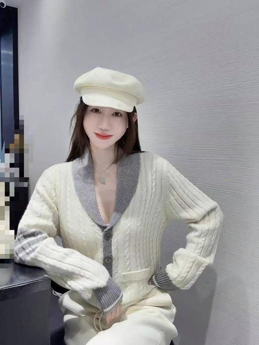 点此购买 TB秋冬季女士经典学院风撞色西装领四条杠麻花针织毛衣开衫 mp 335476 商品图3