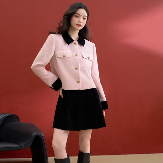 西遇撞色丝绒粉色小香风套装女冬季金扣正肩短外套A字百褶裙V4155413 商品图3