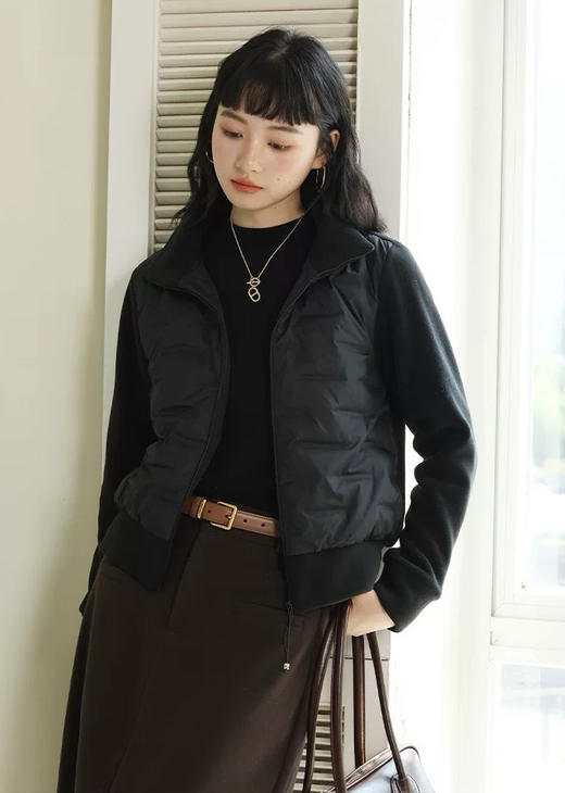 【多妈团购 国标90白鸭绒立领摇粒绒羽绒服9733】随身小暖炉，90白鸭绒含绒量，上身轻盈不臃肿，摇粒绒+云梯布包格拼接设计-连横 商品图0