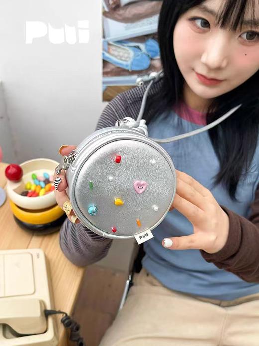 4楼Eubelle欧蓓 puui新款迷你挂脖零钱包银色皮质 斜挎包耳机包硬币包ins 活动价：128元 商品图2