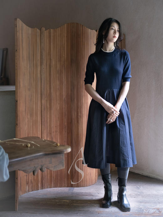 Margaret Howell 25AW 海军蓝意制极细美丽诺羊毛拼接丝棉百褶裙 商品图3