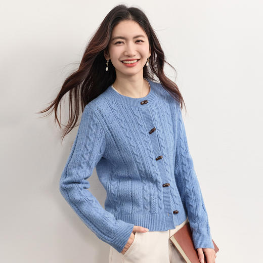 【11/14新品】熙世界超好看蓝色牛角扣毛衣开衫女秋冬圆领北极绒麻花针织短外套 商品图4