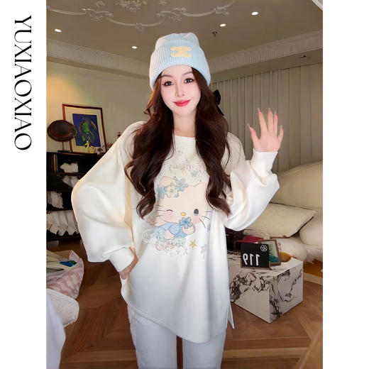 余潇潇【kitty乐园】时尚卡通印花烫钻宽松圆领磨毛长袖卫衣女士 商品图3
