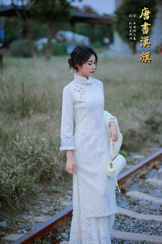 【云素兰绒】奶白底色+淡紫花枝刺绣，斜襟珍珠扣细节精致；修身长款版型，衬出优雅曲线自带温婉仙气，国风韵味拉满，加绒面料，暖糯亲肤，秋冬穿不冷还显贵气 商品图3