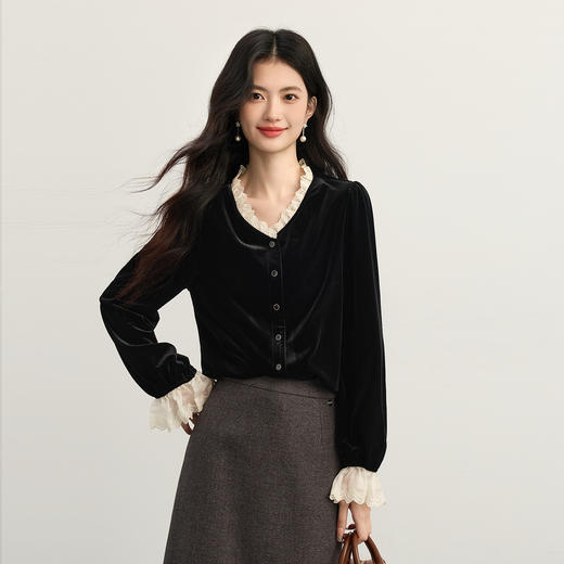 【11/14新品】熙世界法式赫本黑色蕾丝木耳边V领金丝绒衬衫上衣女2025秋冬新款 商品图4