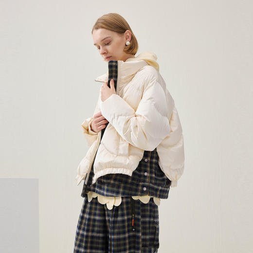 谜底米白色羽绒服2025年冬季新品光泽感鸭绒保暖短款女254MY1500 商品图1