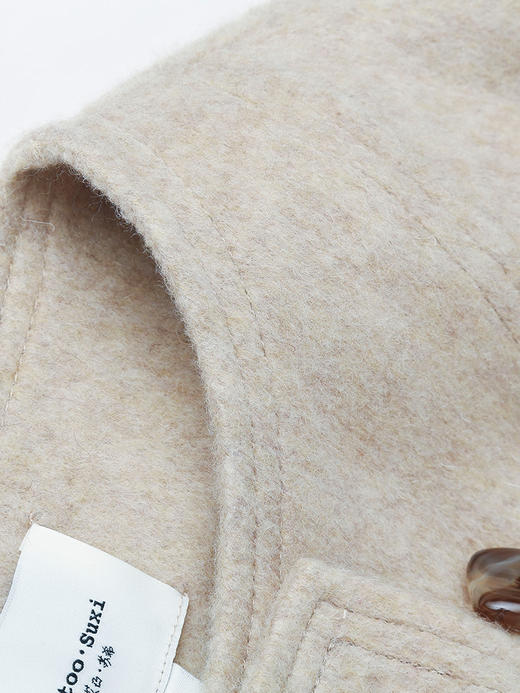 燕麦色无领羊毛长款大衣，复古木质扣 + 双口袋设计 + 廓形剪裁，承包你冬日通勤与出街的温柔气质与保暖刚需 商品图2