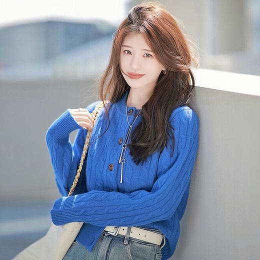 ORIGNAL&CO 克莱因蓝经典复古绞花羊毛开衫 进口马海毛+绵羊毛，手感绵密舒适柔软，显瘦版型，高饱和度颜色初秋更显白 商品图4