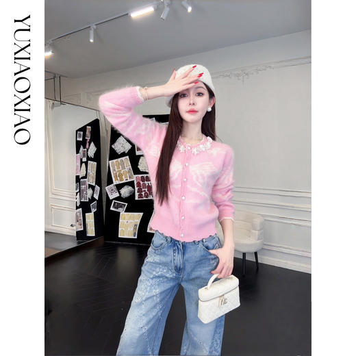 余潇潇【甜心爱丽丝】柔软亲肤100羊毛珠片珍珠立体花朵圆领羊毛衫 商品图2