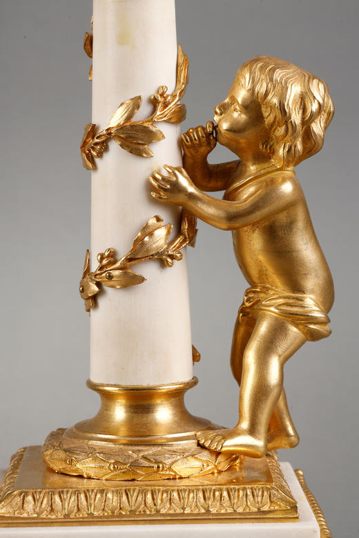 独角鹿西洋古董1870年代法国出品路易十六风格小天使主题铜鎏金精雕装饰白色大理石烛台一对 商品图7